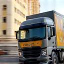 Camion con il logo di Capitolium Materiali per la consegna di materiali edili